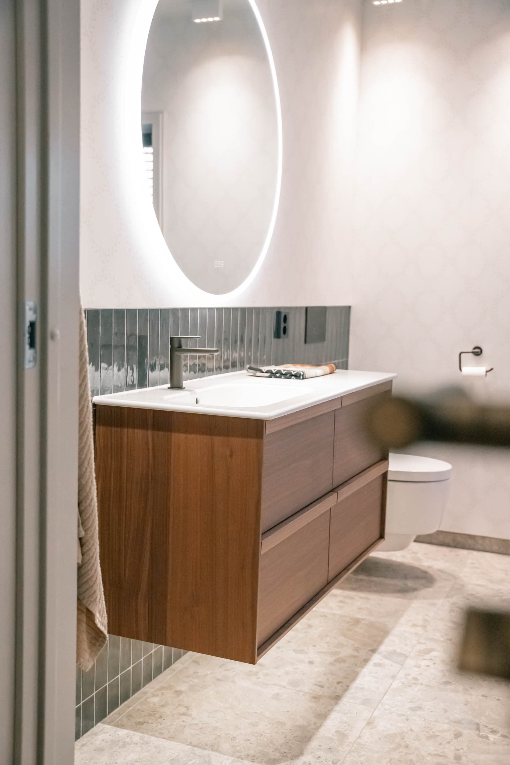 K. Lund — ferdigstilt baderom med moderne innredning