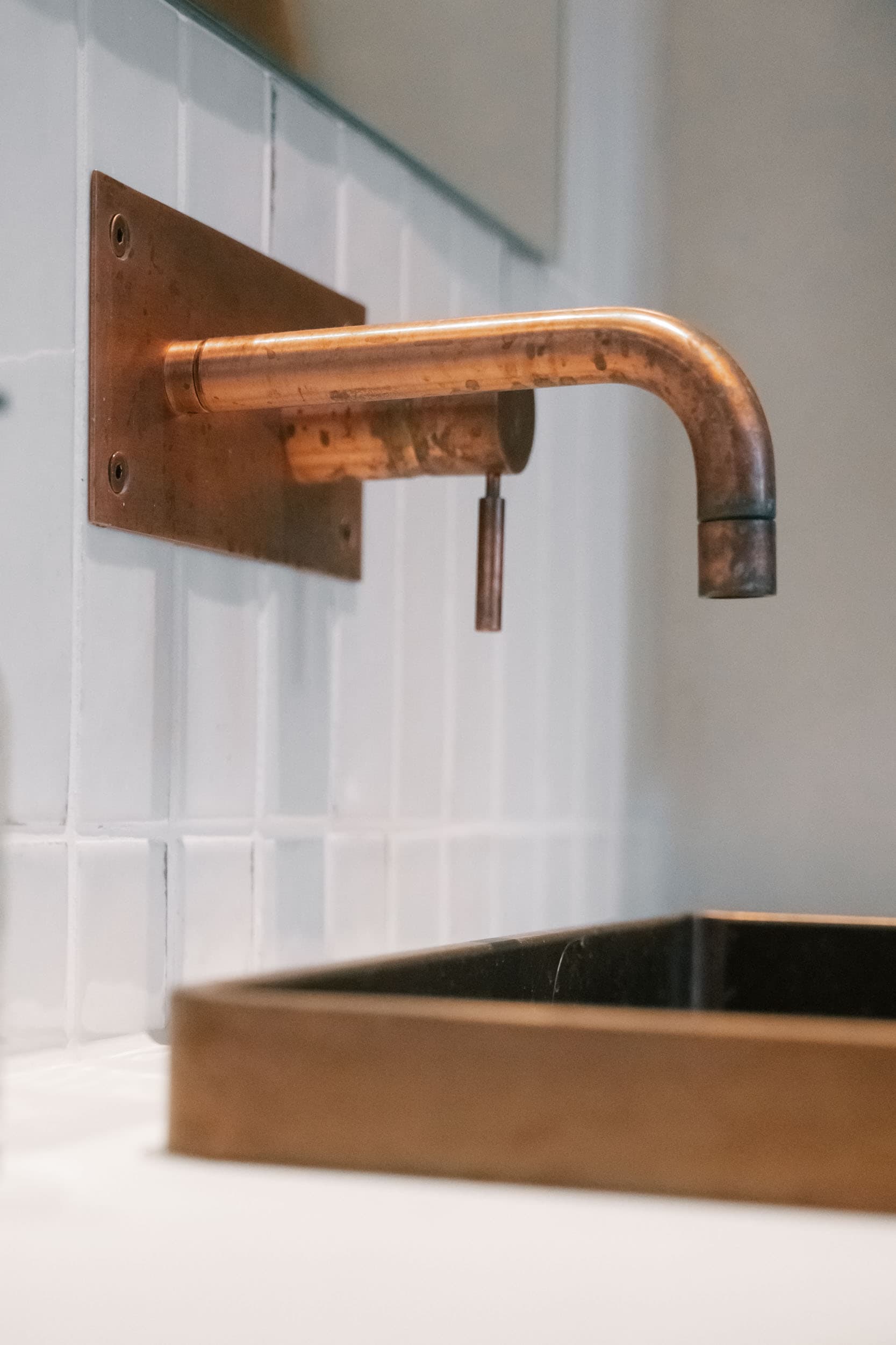 K. Lund — detalj av toalettområde med flis