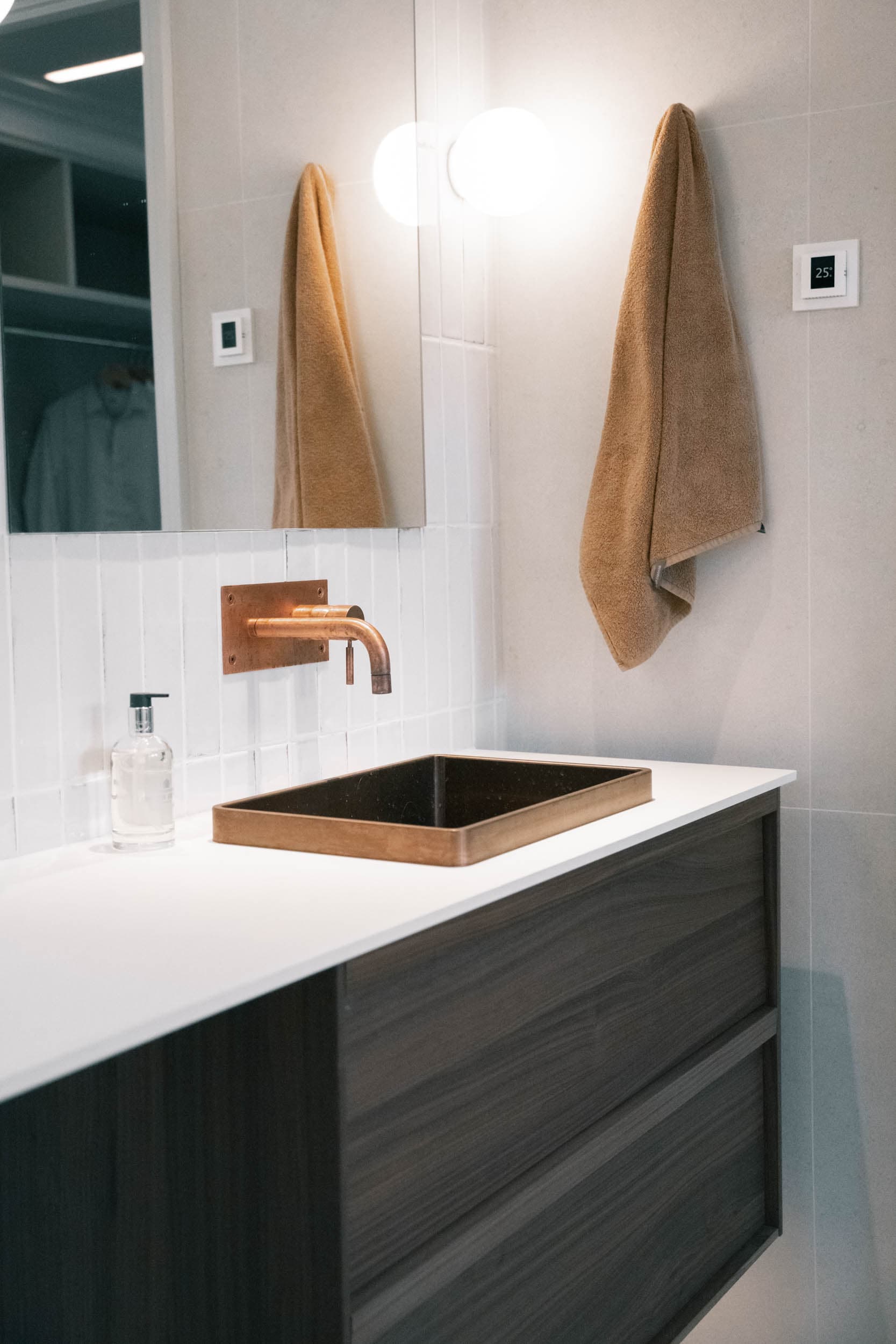 K. Lund — kobberarmatur nærbilde