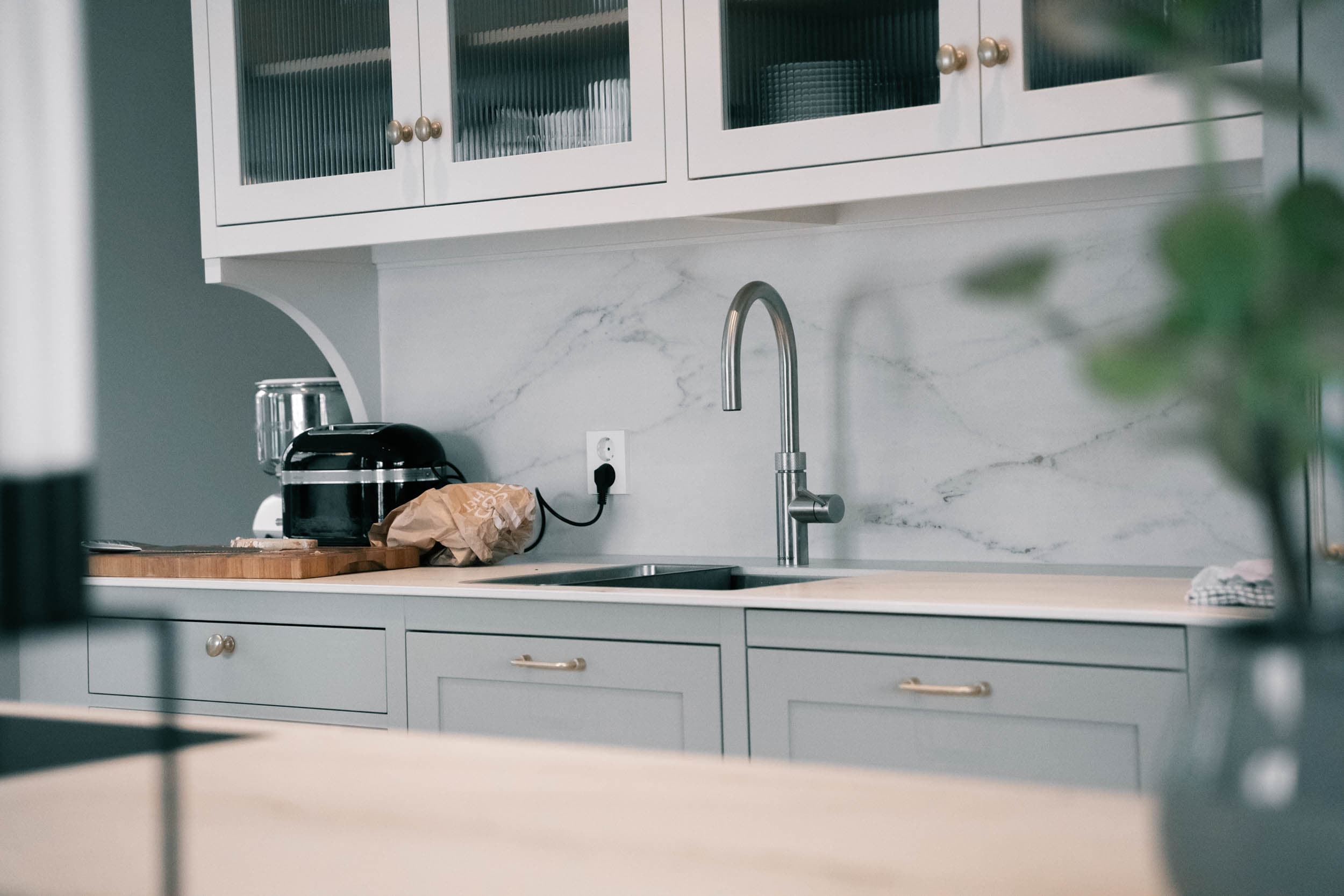 K. Lund — servant med tredetaljer og armatur