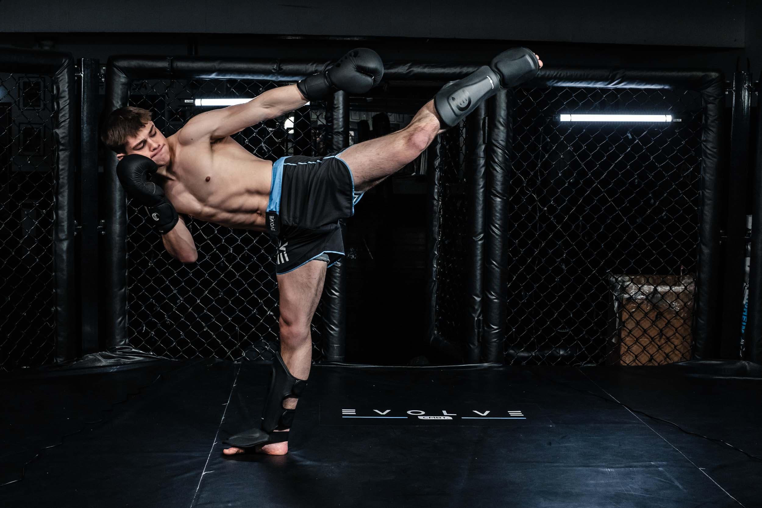 Evolve Combat — høyt spark med svart utstyr i buret