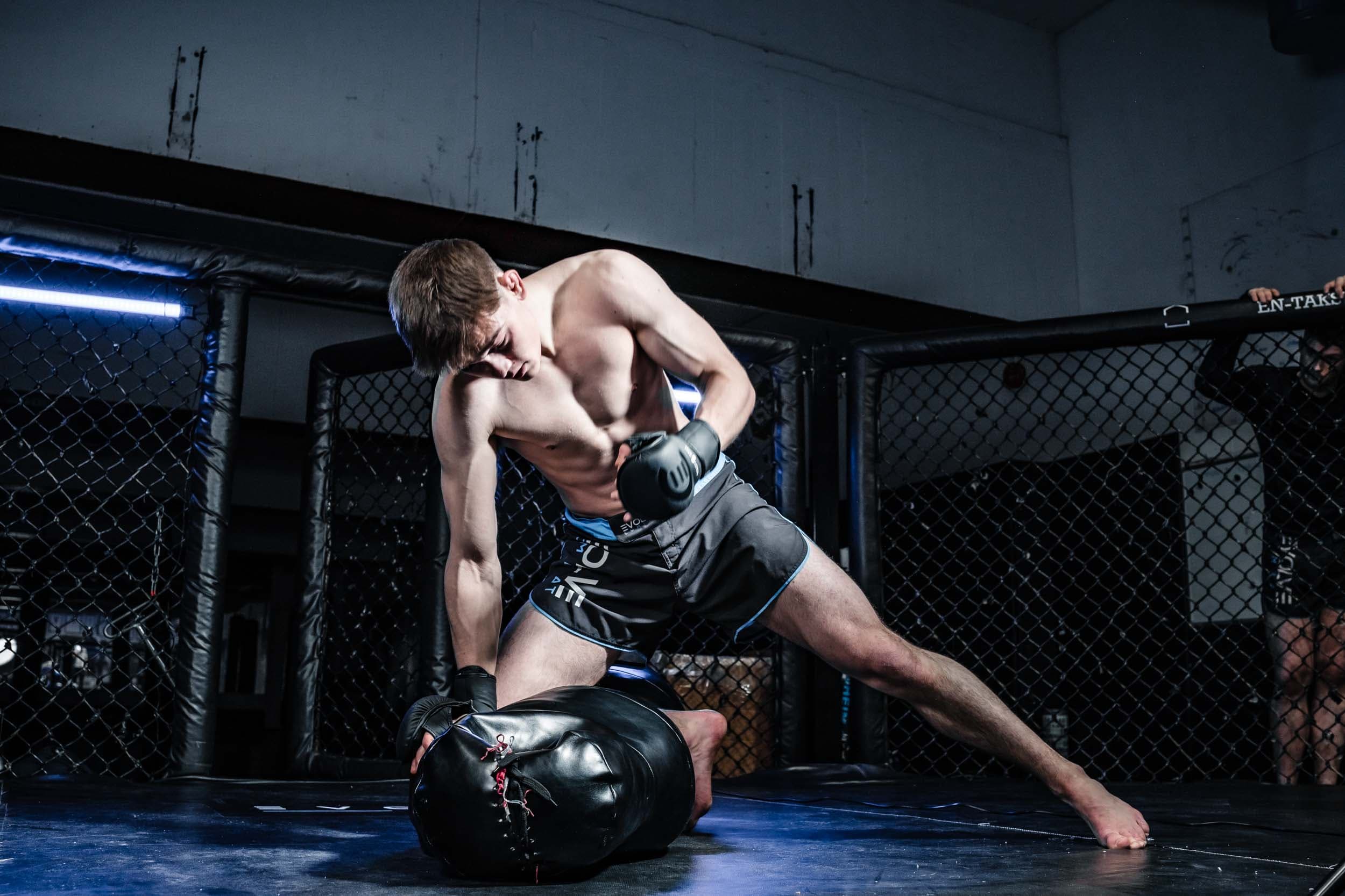 Evolve Combat — ground and pound trening med svarte hansker