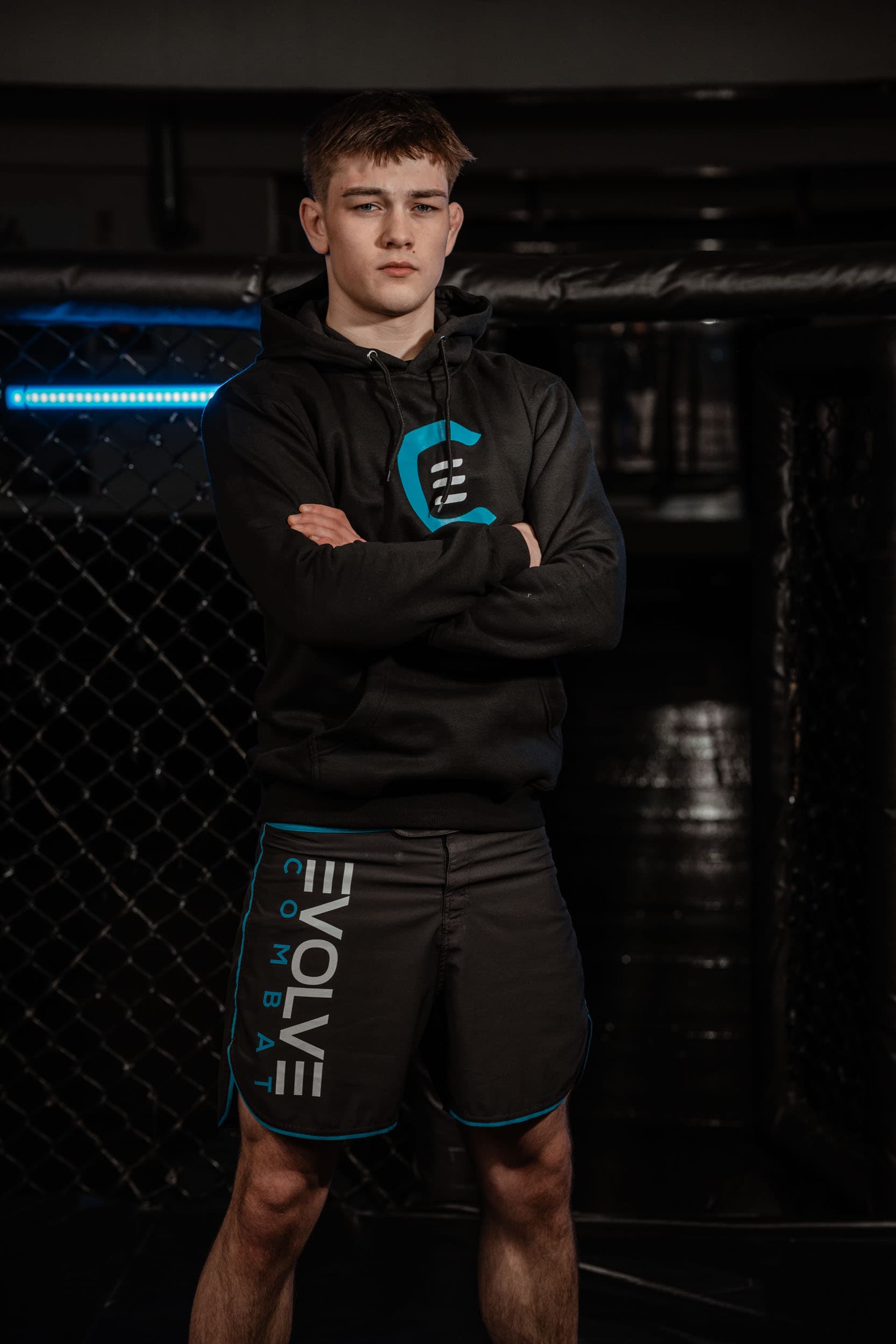 Evolve Combat — modell i Evolve Combat hoodie og shorts