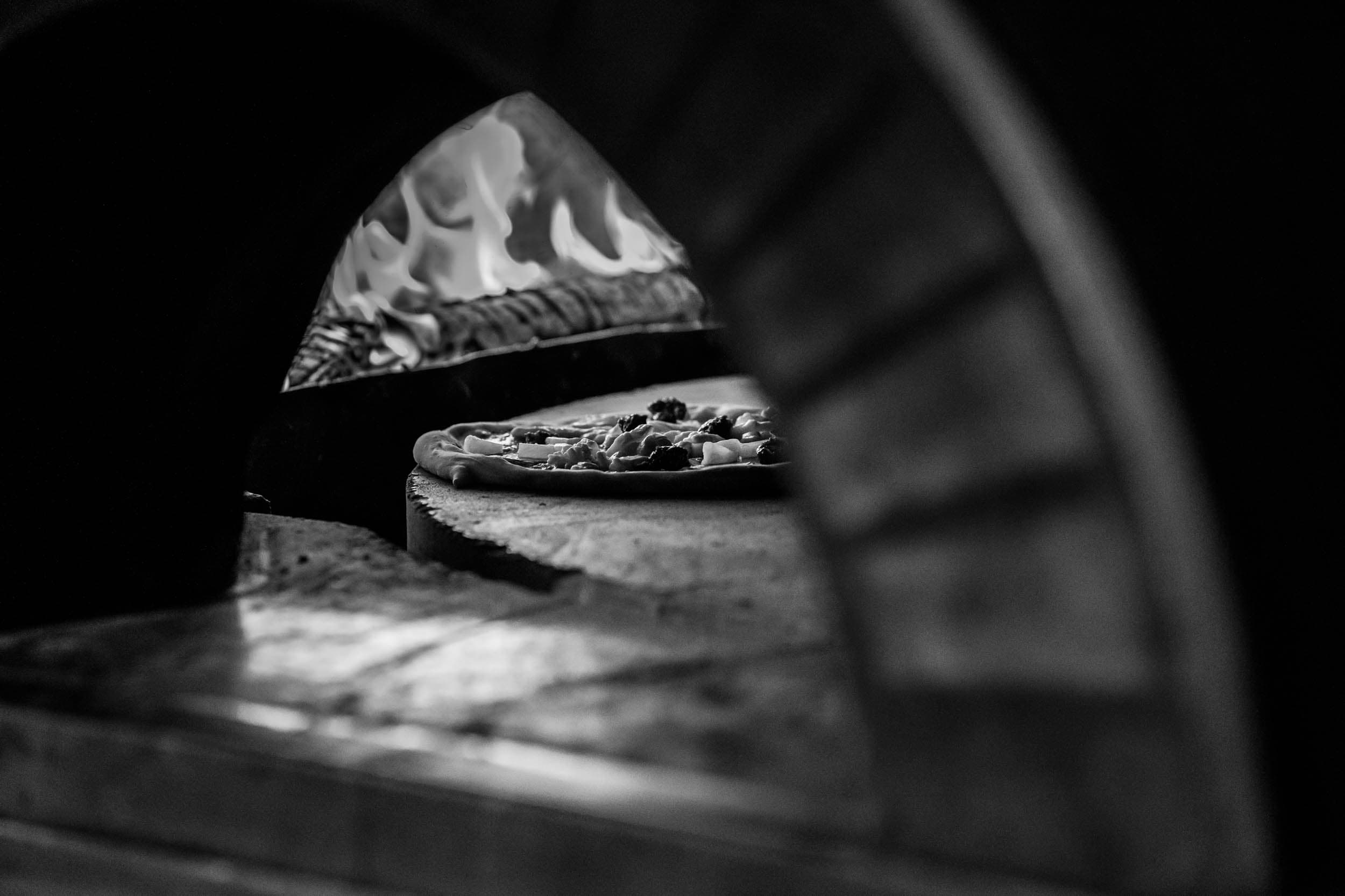 Matfotografering — pizza i steinovn